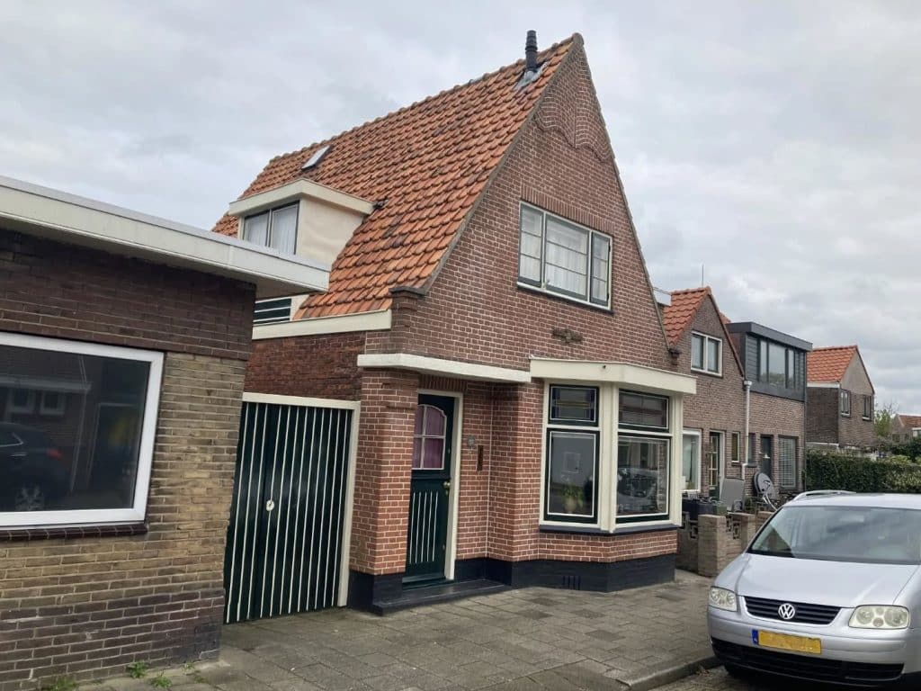 Golvend metselwerk aan de Burgemeester G Bosstraat 57 in Alkmaar