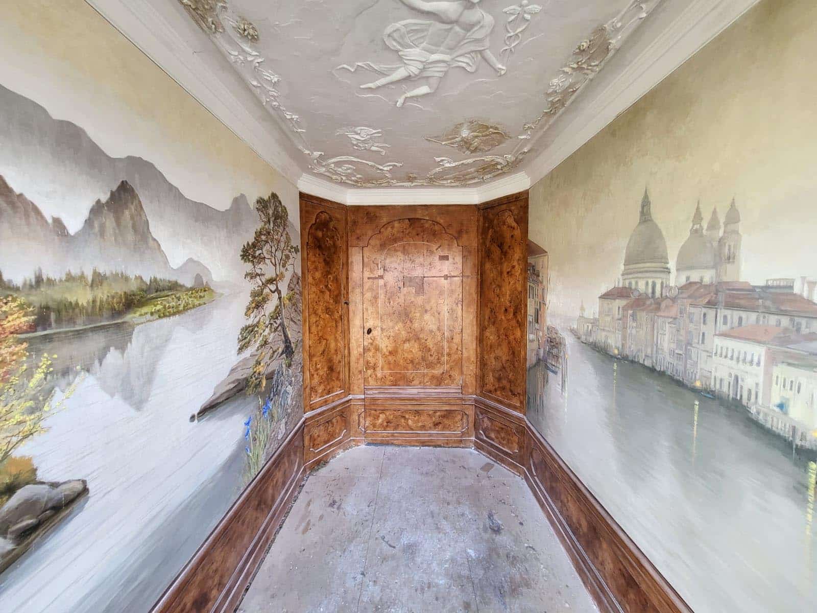 Het Smalste Huisje met de beschilderde wanden en het gestucte plafond