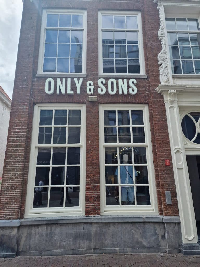 De nieuwe situatie. De geldautomaat is verwijderd en het raam is weer dicht geschoven. Alsof het nooit anders geweest is.