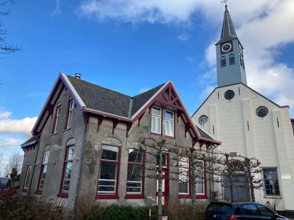 Oostgraftdijk 43. Vlak naast de dorpskerk in Oost-Graftdijk