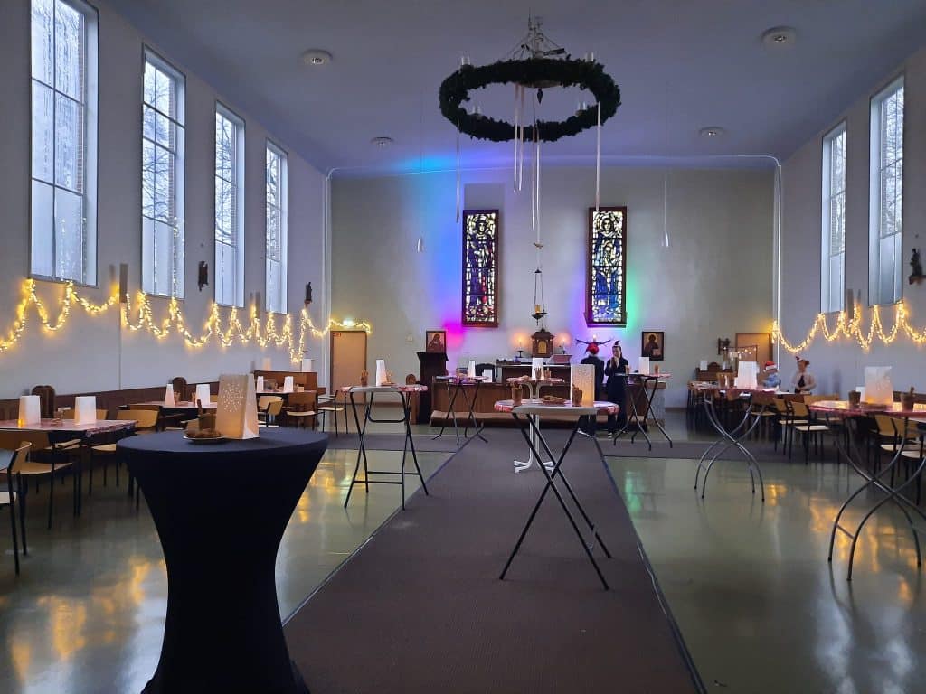 Oud-Katholieke parochiekerk in de Nassaulaan in Alkmaar tijdens kerst.