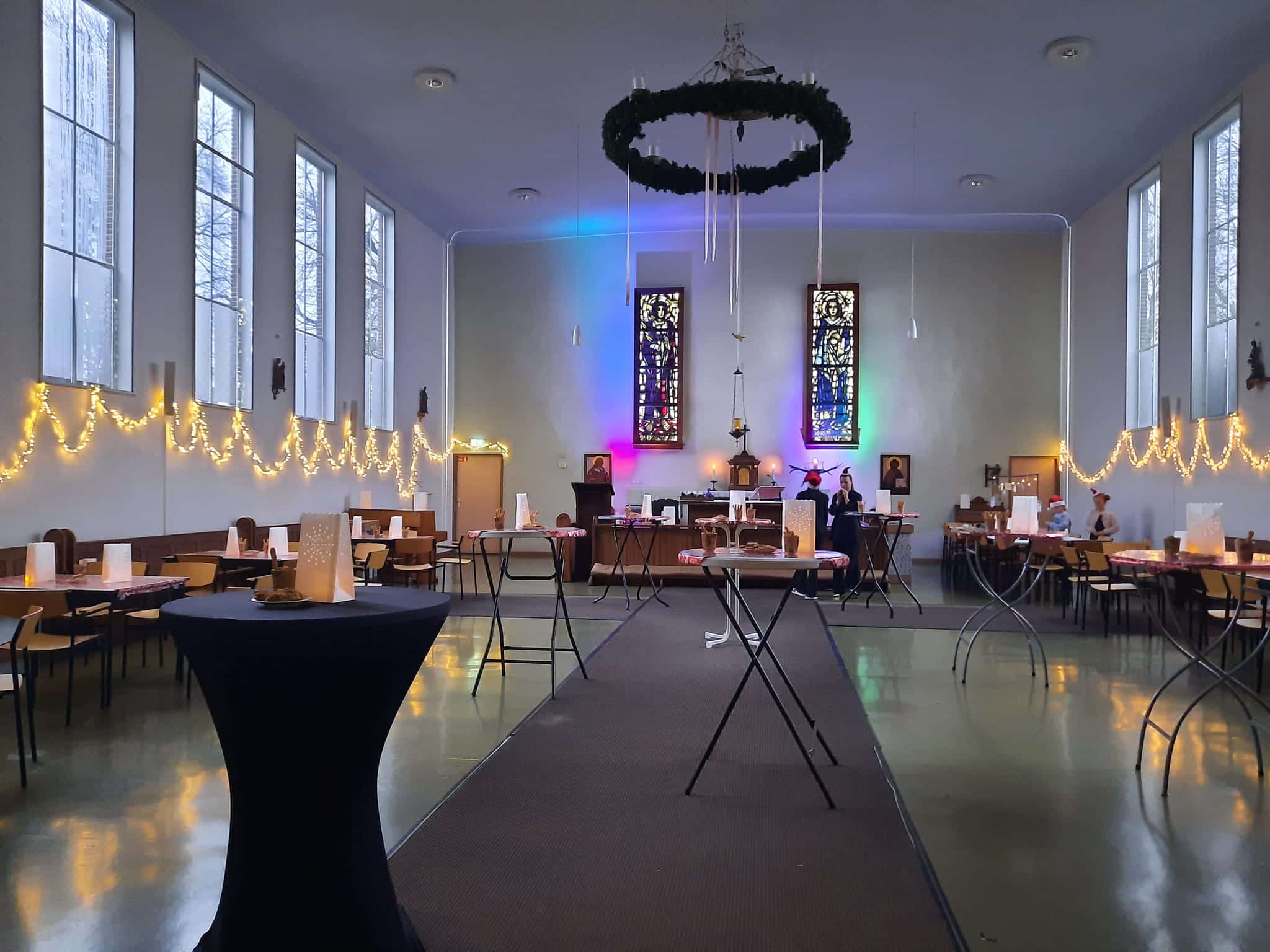 Oud-Katholieke parochiekerk in de Nassaulaan in Alkmaar tijdens kerst.
