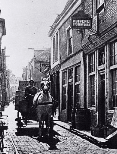 Paard met wagen op de Achterdam. Rechts het uithangbord van Kuiperij Stikvoort. Foto N. Wester Circa 1920.
