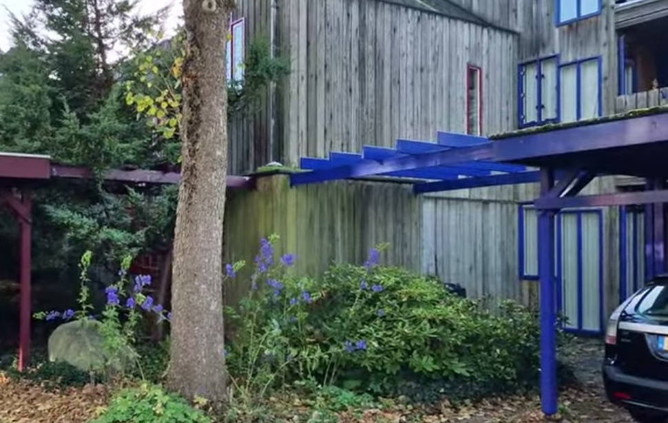 Schilderwerk in blauw in de wijk De Vier Vierkanten in Alkmaar Noord
