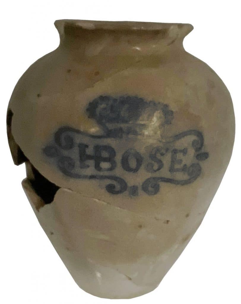 Snuiftabakpot van faience aardewerk met kobaltblauw de tekst HBOSE omlijst door accolades