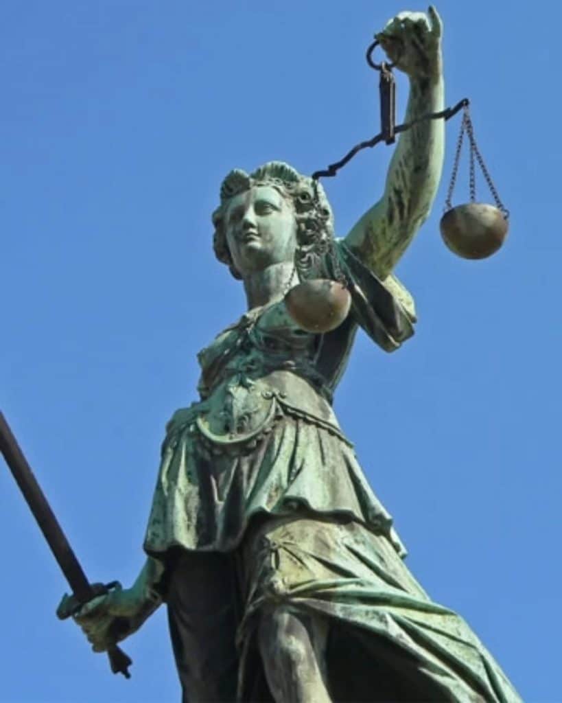 Vrouwe Justitia afgebeeld met een bascule
