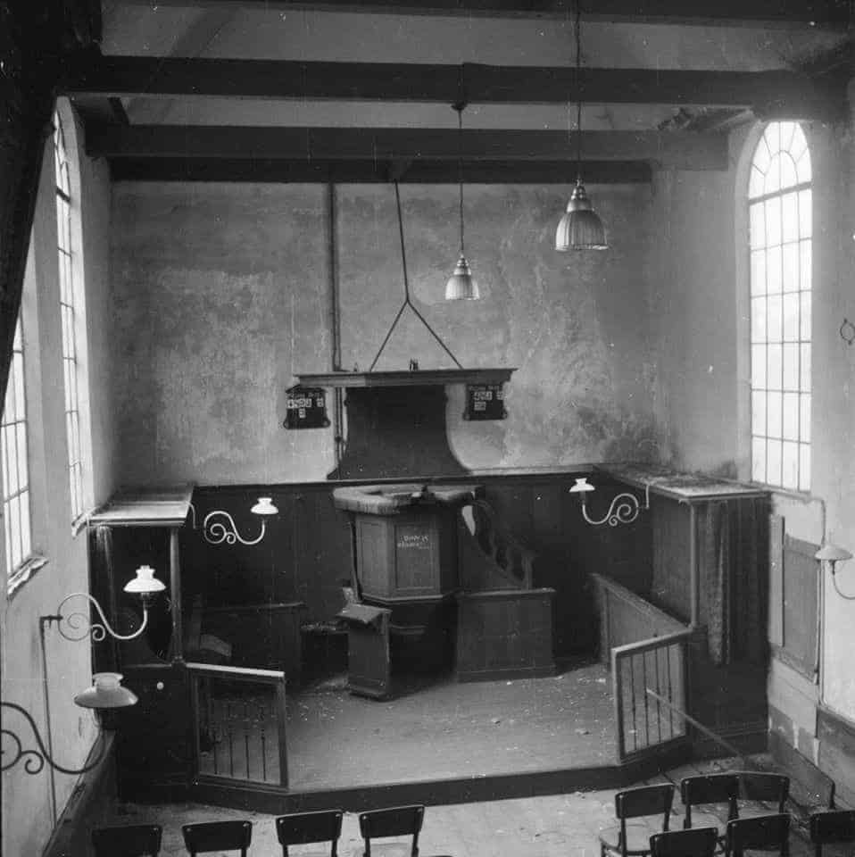 Interieur van de Lutherse Kerk in De Rijp, de Groene Zwaan. Foto circa 1969 website degroenezwaan.nl