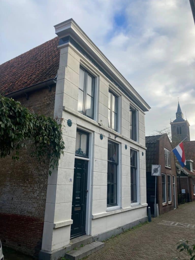 Raampje in de vorm van een druppel in de zijgevel van Kerkstraat 10 in De Rijp.
