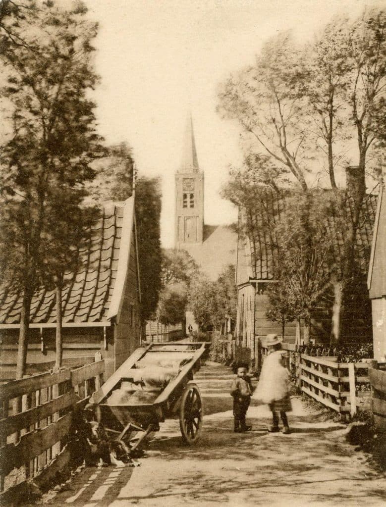 Zuidje / De Laan Deckwitz met Hondenkar in 1905. Straatbeeld Schermerhorn met links het Kleinste Huisje. Foto Stichting Kleinste Huisje.