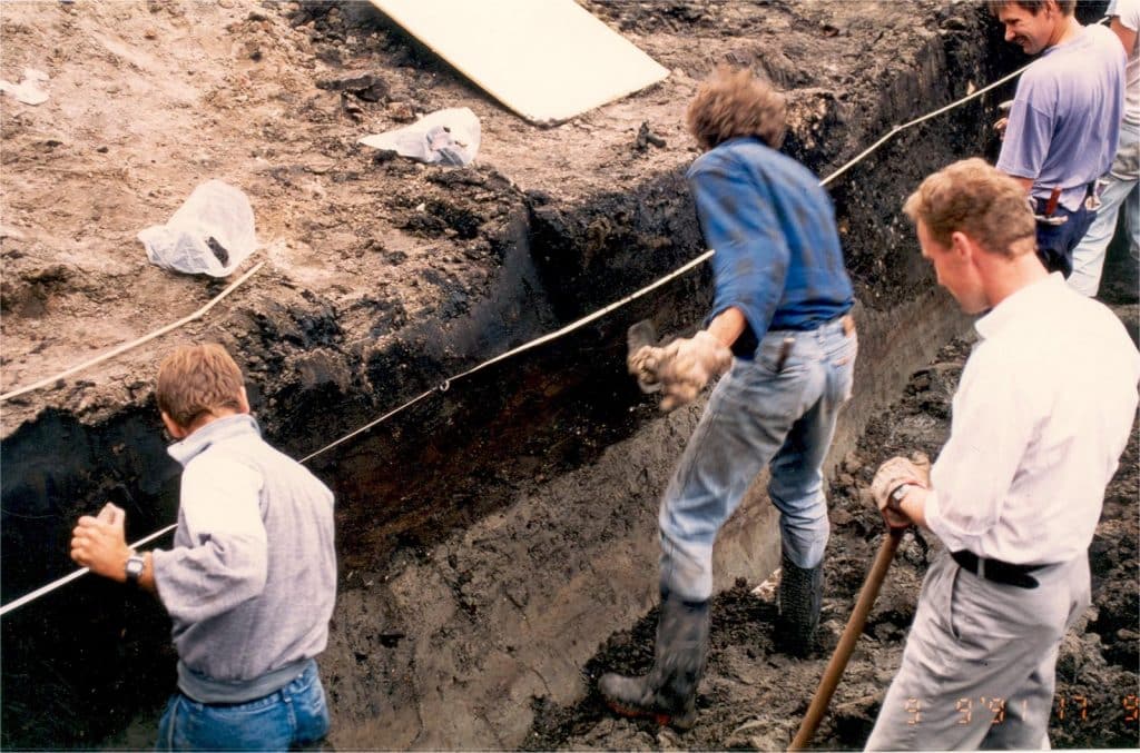 Opgraving aan de Wortelsteeg in 1991. Kennelijk was het gebied toen eerst afgezet met damwanden maar niet of onvoldoende droog gemalen. De aangevoerde partijen grond waren als dunne lagen bagger over grote oppervlakken uitgevloeid.
