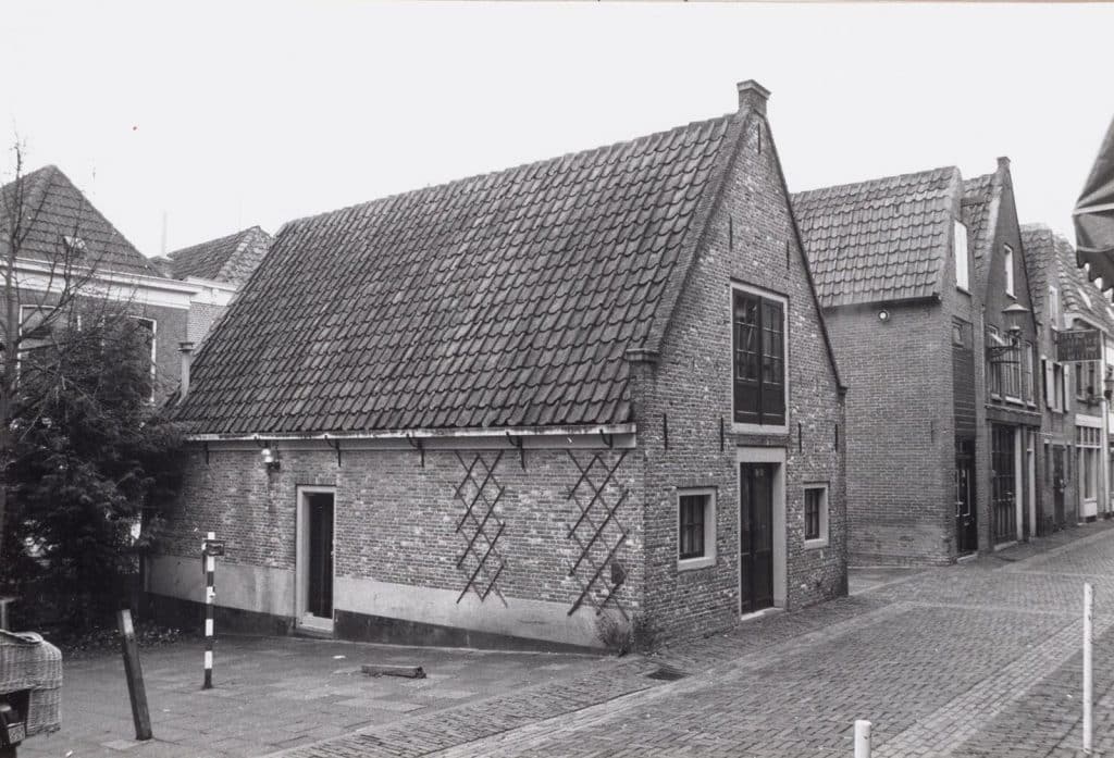 Achterdam 23 met aan weerszijde een glop. 1990 Berend Ulrich.