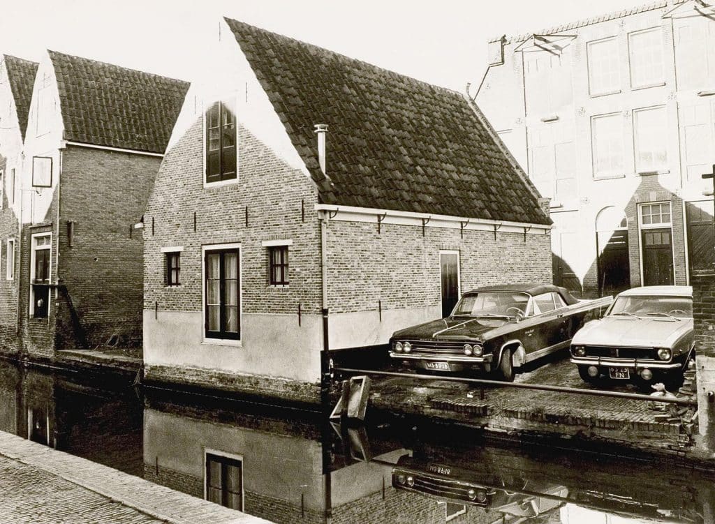 Achterdam 23 na sloop en opbouw. Met muurankers. Foto J. Elsinga 1974.