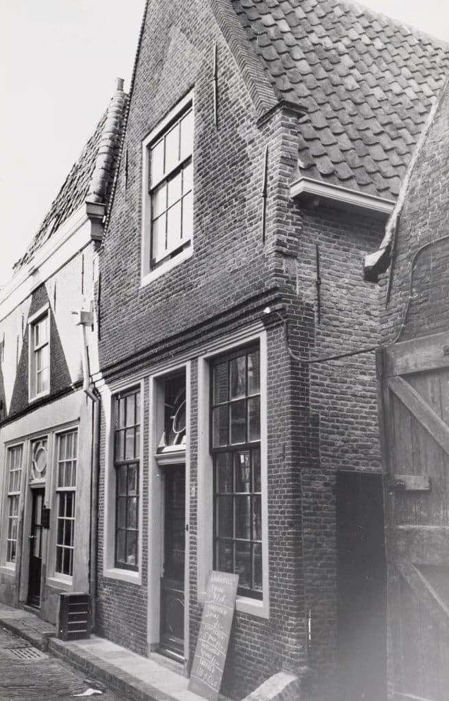 Achterdam 8 met een bord met fruit te koop. Cees Noort Fotografie, J. Schoen 1970.