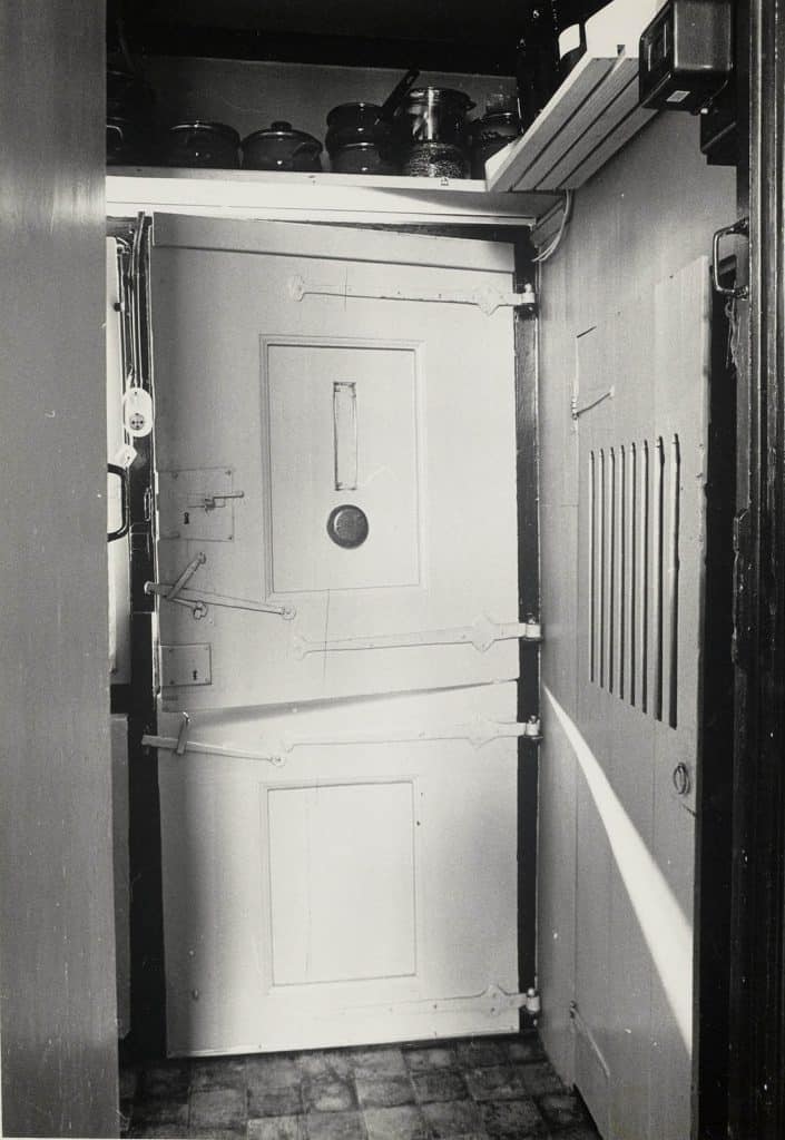 Achterzijde voordeur van een huisje in het Hofje van Splinter. Foto J. Elsinga 1983.