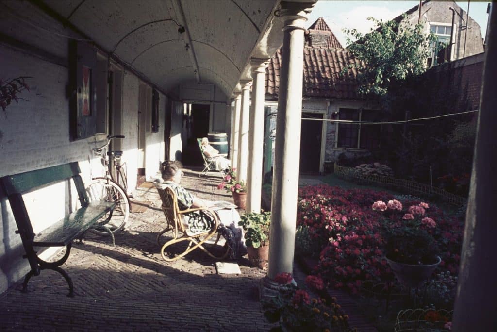 Binnentuin van het Hofje van Splinter Foto J Elsinga 1983