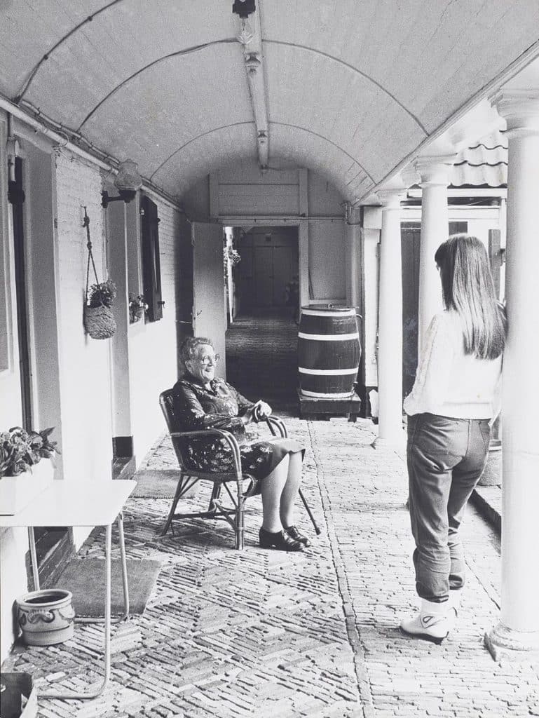 Buitengalerij in het Hofje van Splinter Foto J Elsinga 1983