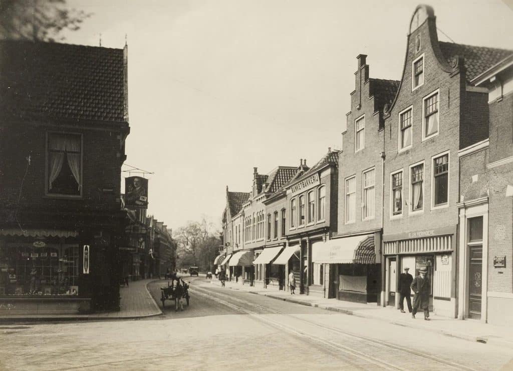 De aanleg van trottoirs in het Ritsevoort en in de Koorstraat in 1927. In het midden de rails van de paardetramlijn Kerkplein-Vierstaten. Rechts vooraan de ingang van Ritsevoort 2, hoek Lindegracht, het Hofje van Splinter. Links vooraan Ritsevoort 1, hoek Oudegracht, tabakswinkel.