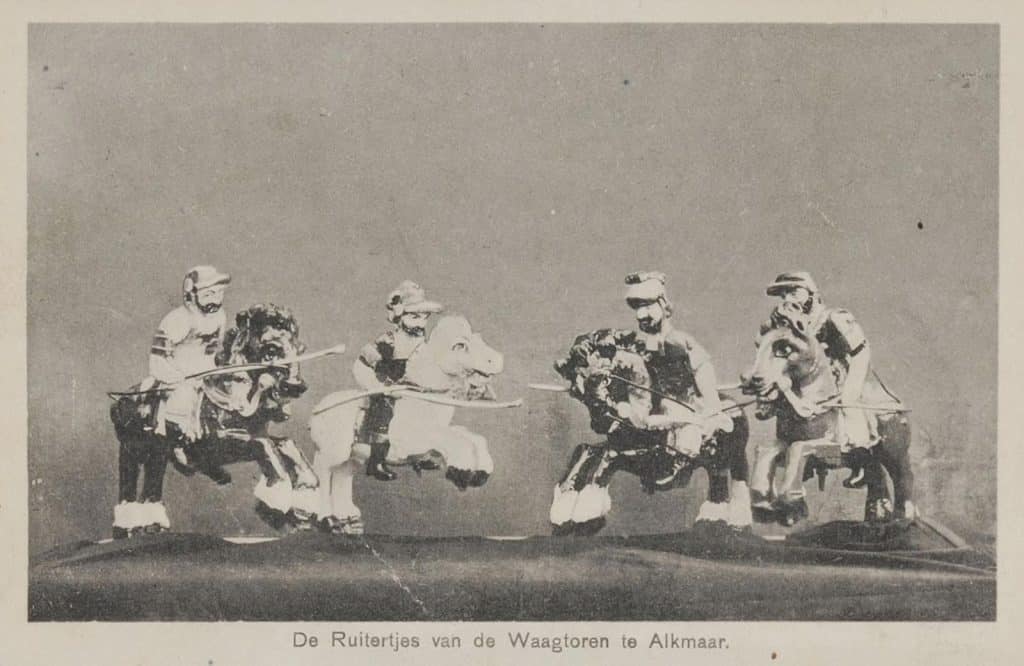 De houten beelden van de ruitertjes uit de Waagtoren. Circa 1929.