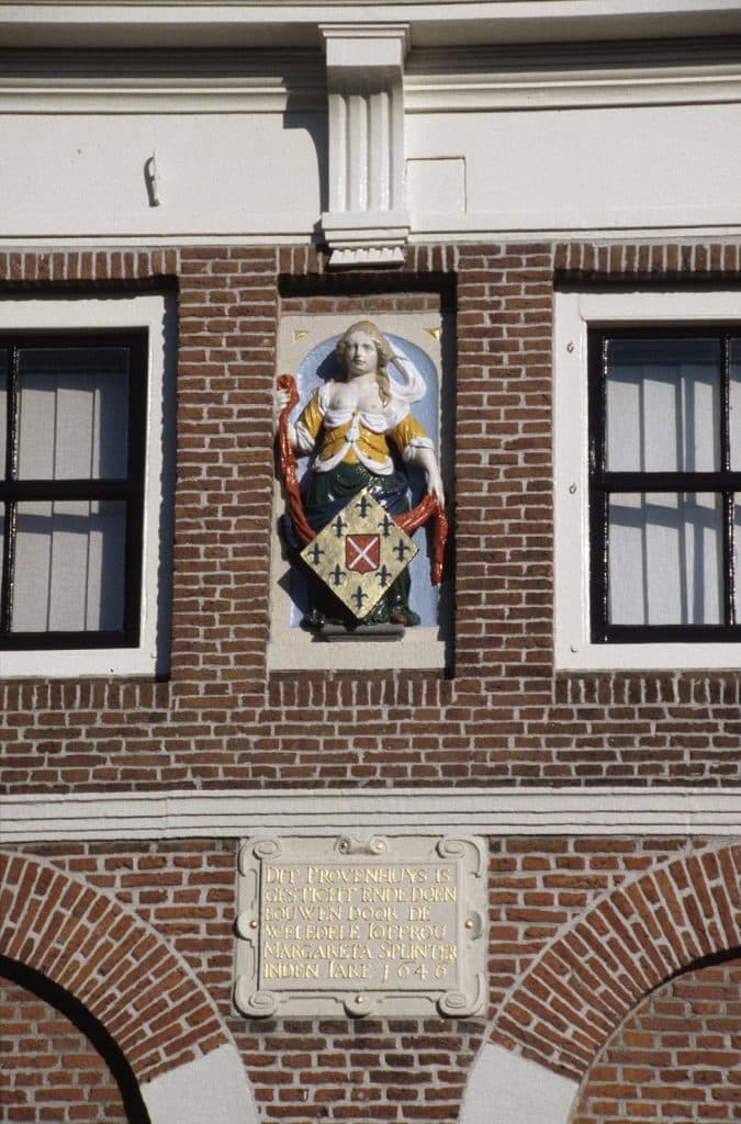 Detail gevelsteen van het Hofje van Splinter Foto J Elsinga 1998