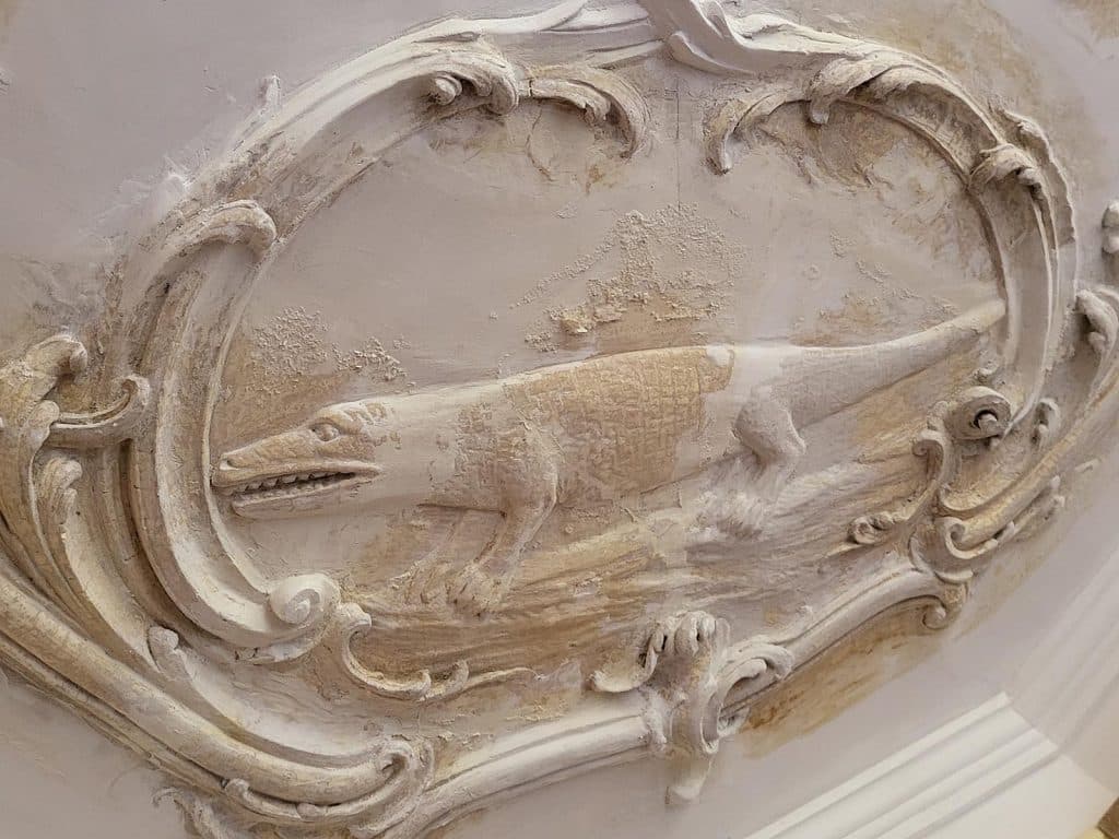 Detail van gerestaureerd stucplafond met afbeeldingen van dieren in het Smalste Huisje in Alkmaar.