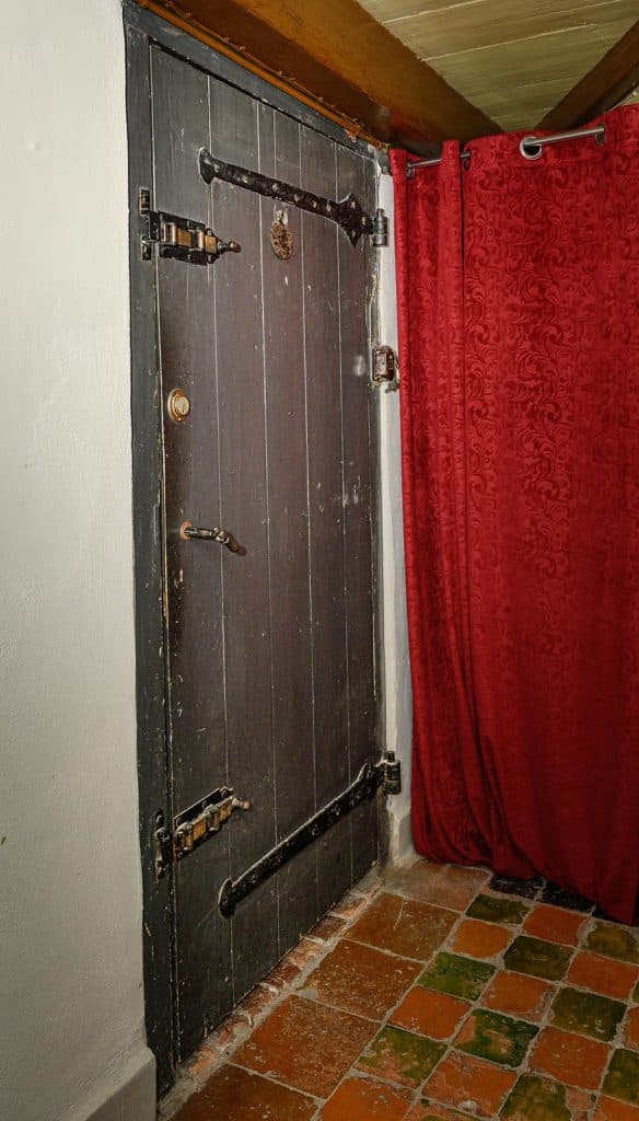 Deur van de Arrestantencel in het Raadhuis Grootschermer. Deze komt uit het voormalig rechthuis in Noord-Schermer uit 1652. Deze is in 1938 steen voor steen herbouwd aan Raadhuis Grootschermer vast.