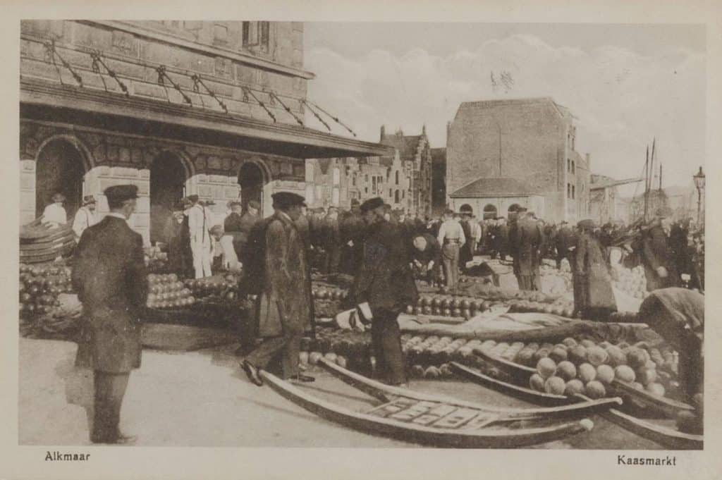 Drukte op het Waagplein tijdens de vrijdagse Kaasmarkt. Circa 1913.