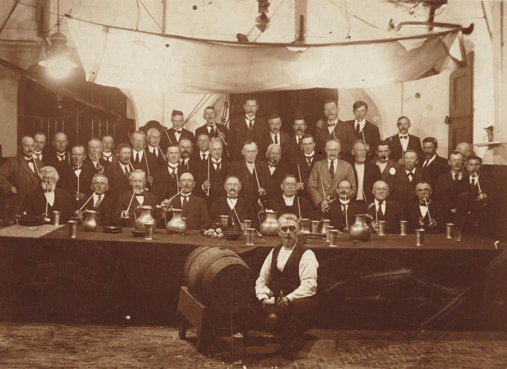 Feest in de Waag ter gelegenheid van het 300 jarig bestaan van het kaasdragersgilde burgemeester Wendelaar en wethouder Thomsen in 1922.