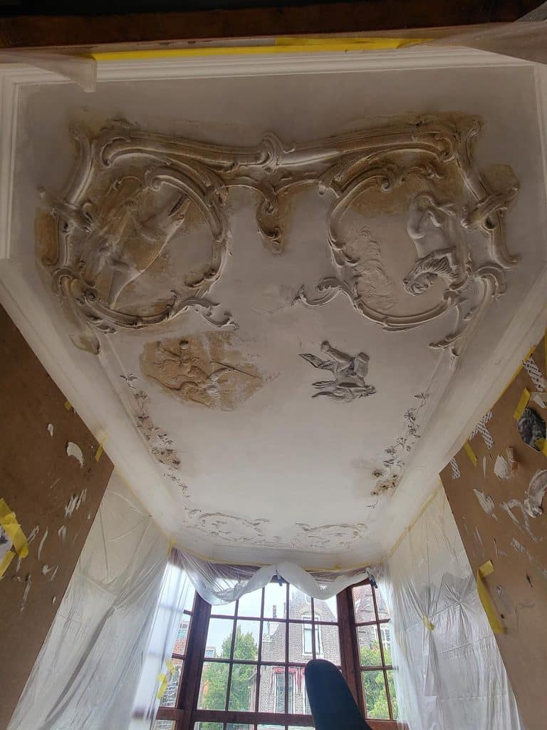 Gerestaureerd stucplafond met afbeeldingen van dieren in het Smalste Huisje in Alkmaar