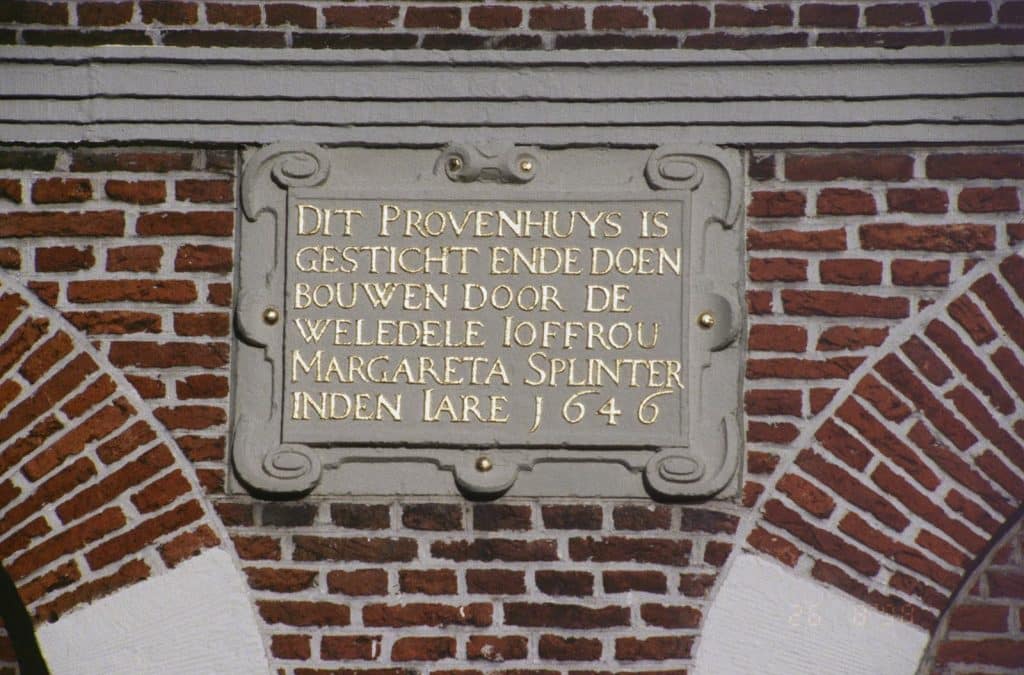 Gevelsteen van het Hofje van Splinter met opschrift "Dit Provenhuis is gesticht ende doen bouwen door de weledele joffrou Margaretha Splinter inden jare 1646". Foto J Elsinga 1999.