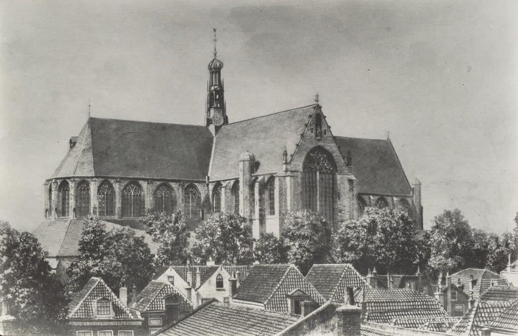 Grote Kerk Alkmaar in 1920 over de huizen aan de Geest heen gezien.