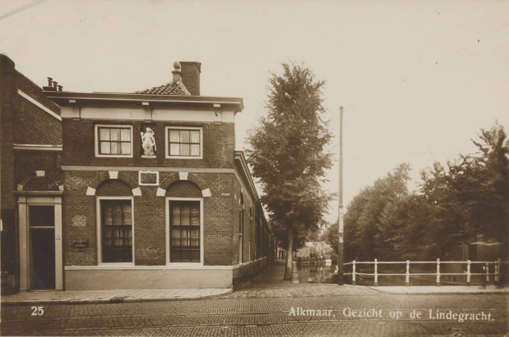 Het Hofje van Splinter met rechts de Wagenaarsbrug. Foto JosPe circa 1926.