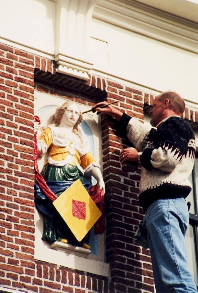 Het gevelbeeld van het Hofje van Splinter werd beschilderd. Foto J Elsinga 1998.