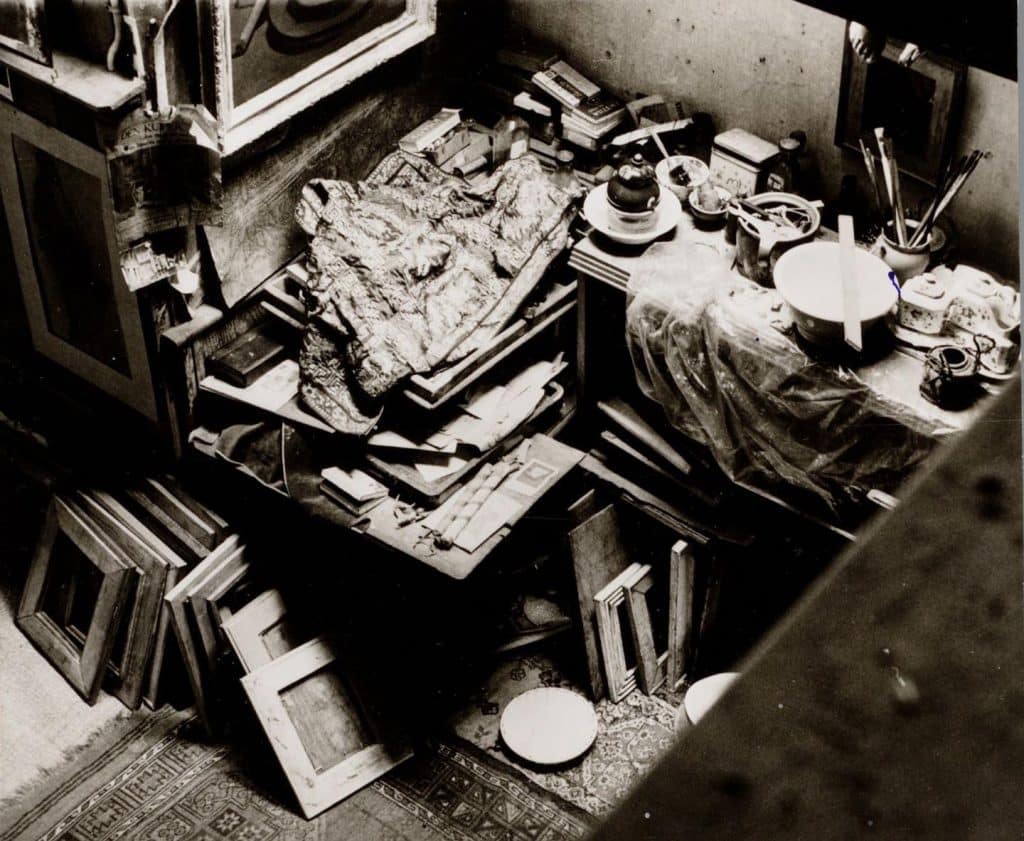 Het interieur van het atelier van Koos Stikvoort aan de Achterdam 10. Circa 1973 Cees Noort Fotografie.