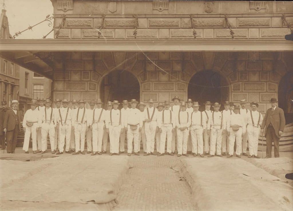 Het kaasdragersgilde opgesteld voor de Waag. Circa 1920.