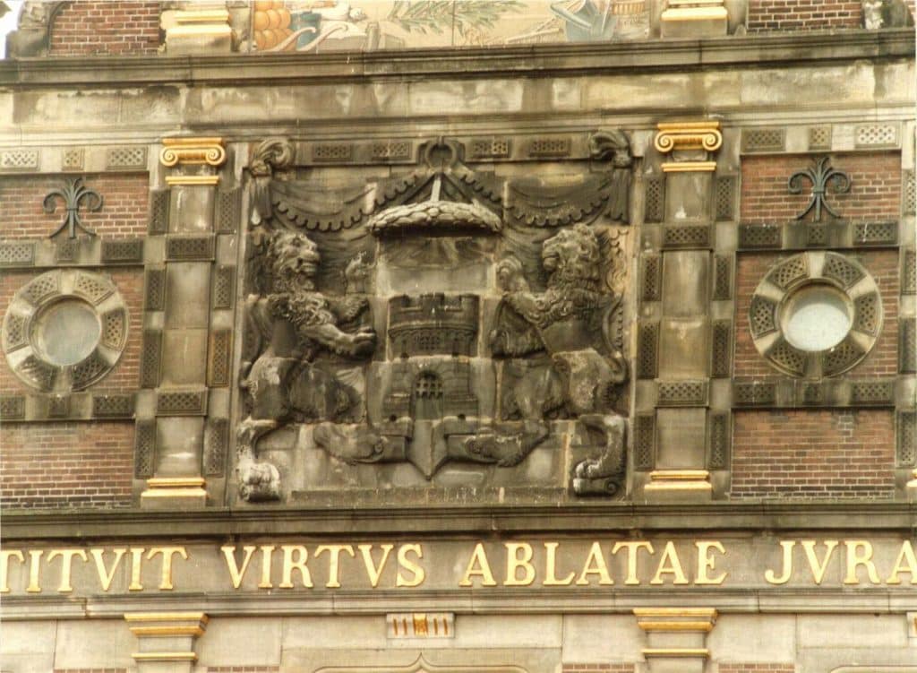 Het wapen van Alkmaar opgehouden door twee leeuwen op het Waaggebouw. Foto Berend Ulrich 1997.