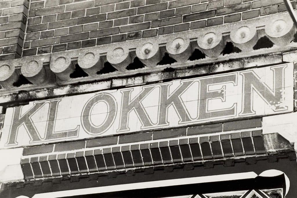 Hoek Achterdam, antiekwinkel Drie Kronen. Foto J. Elsinga 1981.