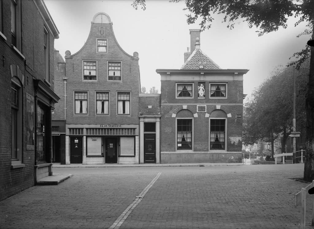 Hofje van Splinter in 1942. Zicht vanaf Oudegracht waaronder links FA. J.H. Verhoeve kruidenier, midden Hofje van Splinter, rechts Lindegracht met Wagenaarsbrug en bord "Zur Orts-kommandantur".