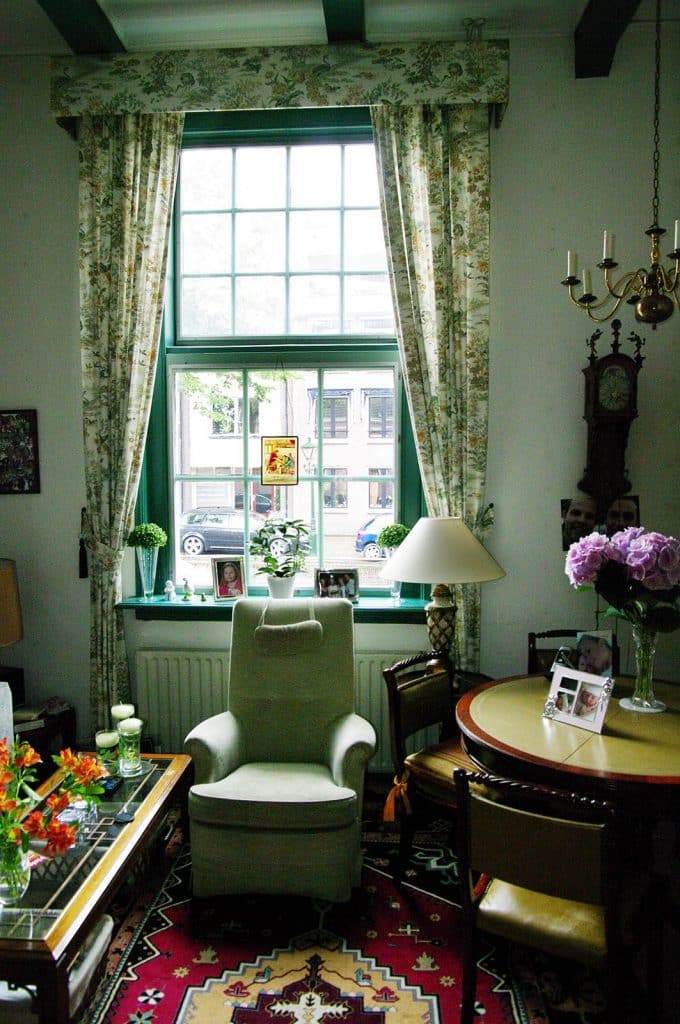Huiskamer in het hofje van splinter. Circa 2015.