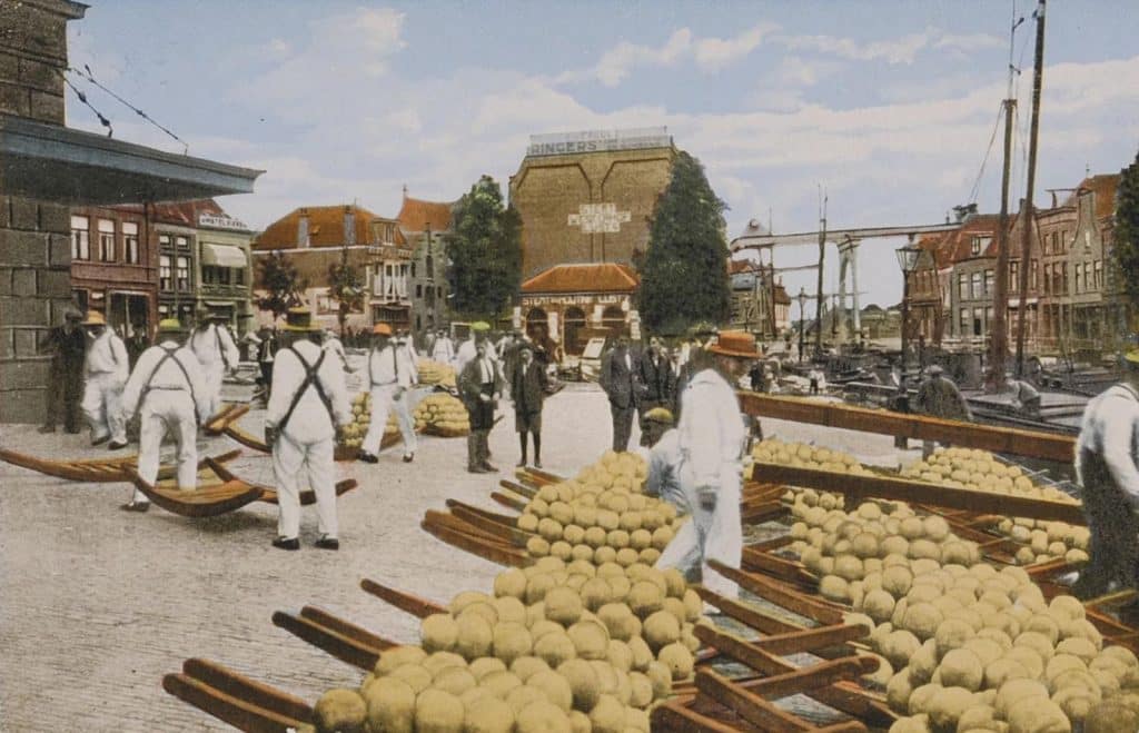 Ingekleurde foto Waagplein met kaasmarkt. Circa 1924.