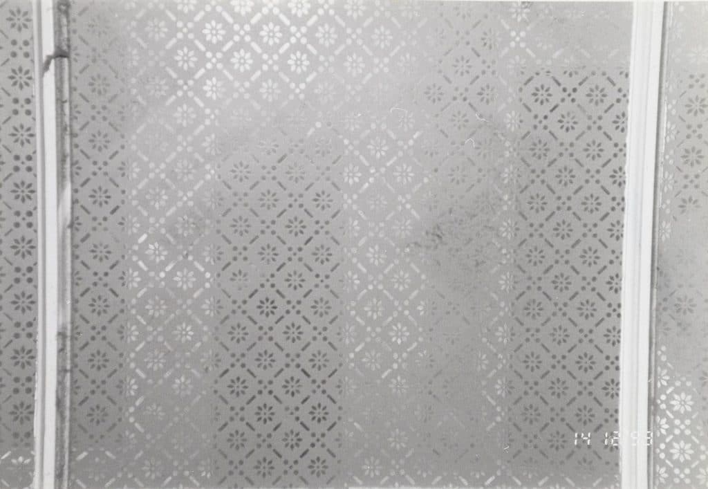 Interieur begane grond Achterdam 20. Tussendeur met een patroon van geëtst glas. Foto J. Elsinga 1993.