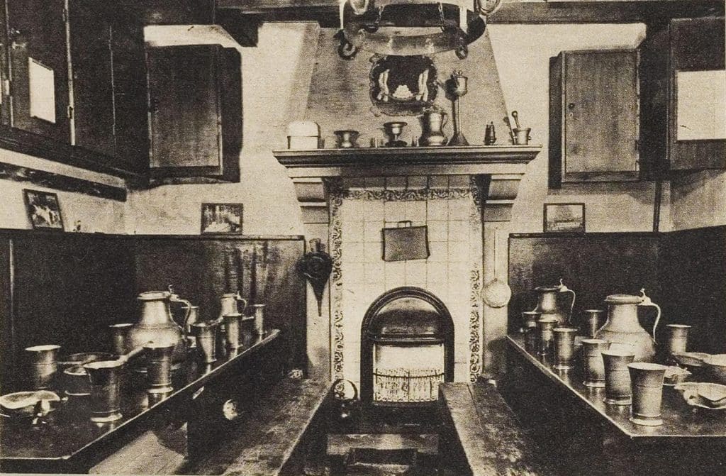 Interieur begane grond van de Waag Het dagverblijf van de kaasdragers. Circa 1973.