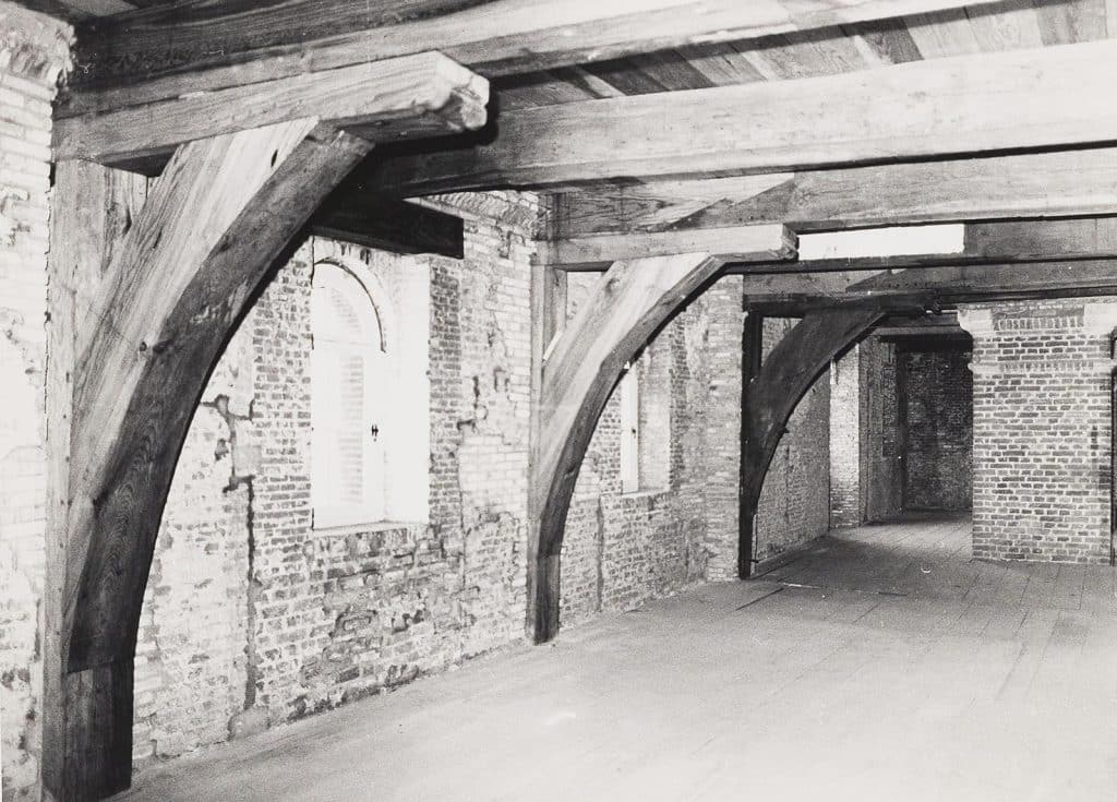Interieur eerste verdieping van de Waag na de restauratie van de romp in 1976-1978. Foto J. Elsinga.