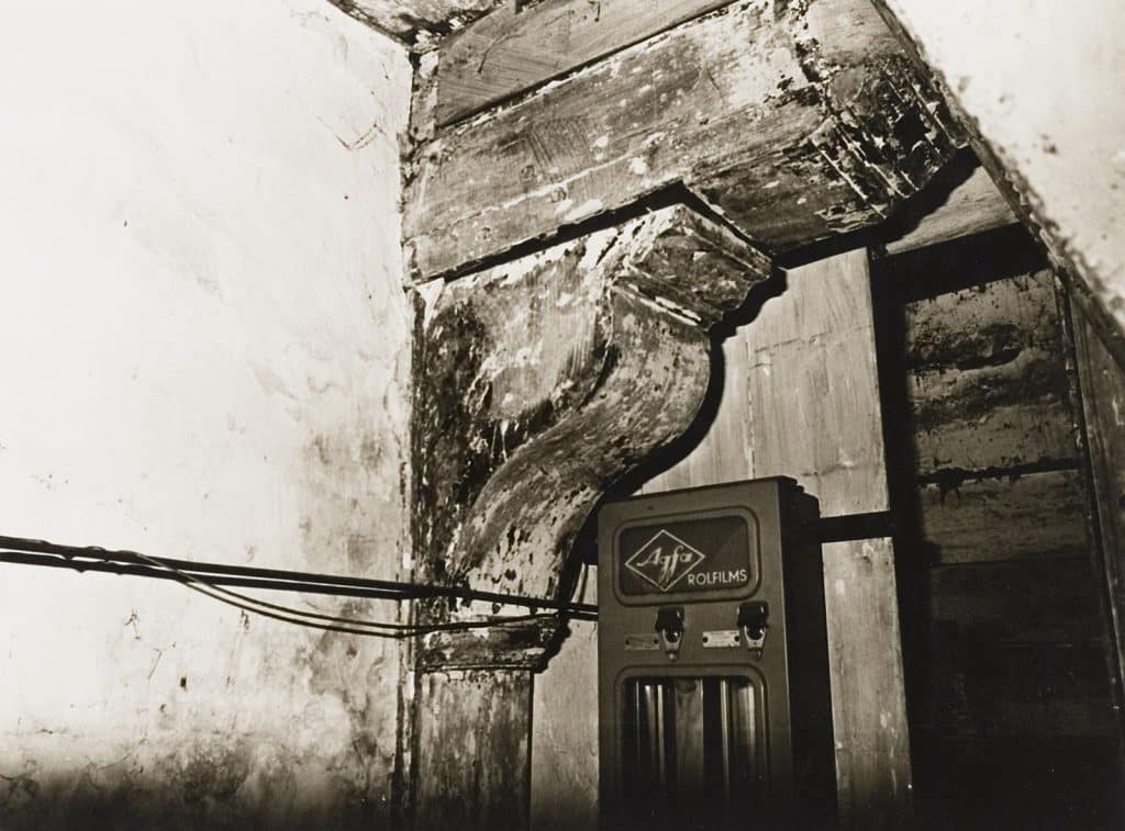 Interieur fotowinkel Zijdam 16 hoek Achterdam. Balklaag, zwanenhalskorbeel en sleutelstuk. Foto J. Elsinga 1975.