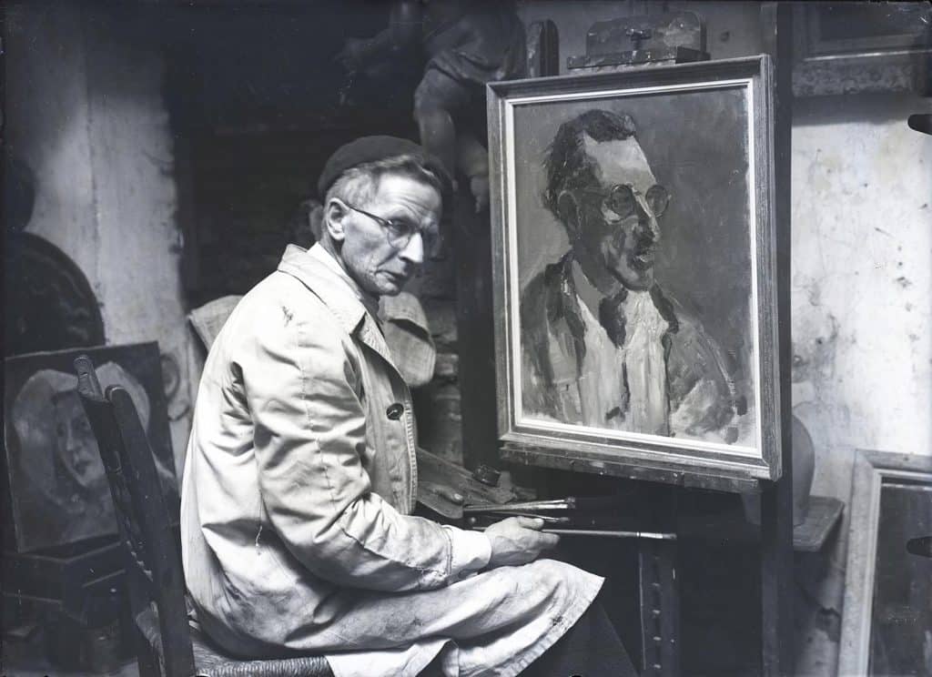 Interieur schildersatelier aan de Achterdam 10. Met kunstschilder Koos Stikvoort. Circa 1930.