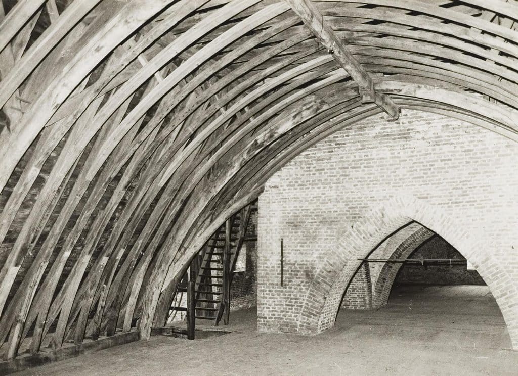 Interieur zolder van De Waag met gewelfribben. Na de restauratie van de romp in 1976-1978. Foto J Elsinga.