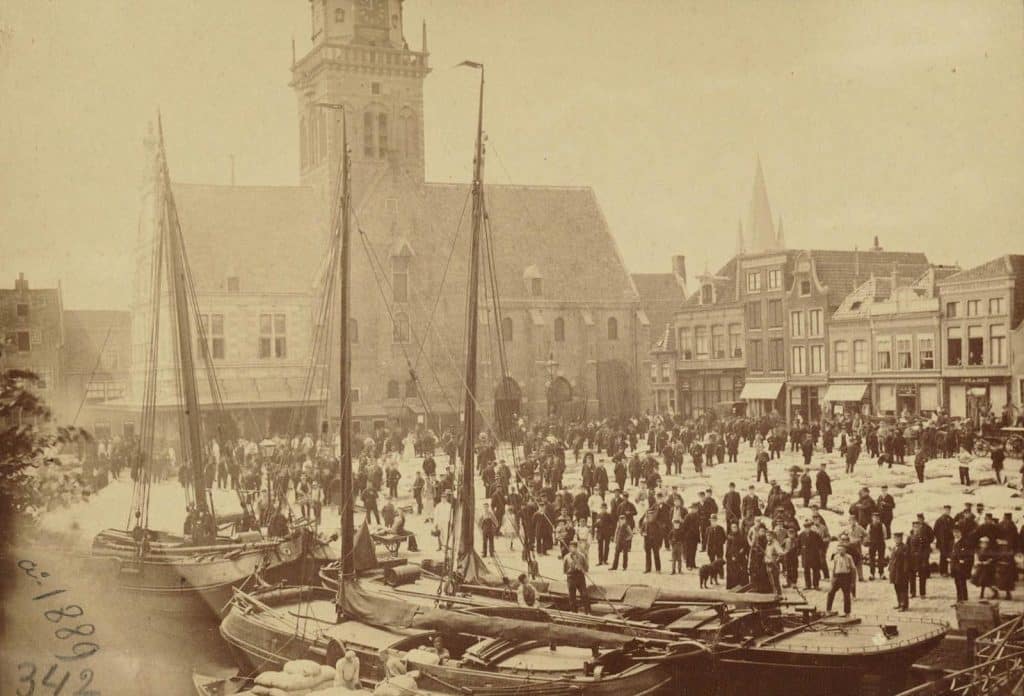 Kaasmarkt met schepen in de Voordam. Foto van der Aa & Chrispijn 1889.
