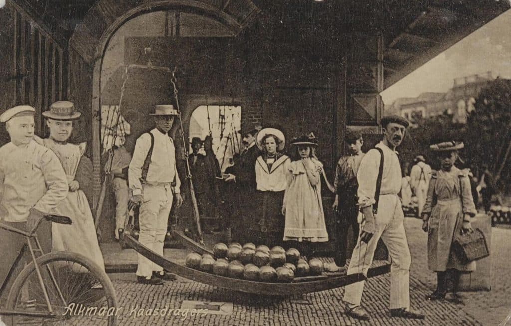 Kaasmarkt op het Waagplein met twee kaasdragers voor de Waag in 1906.