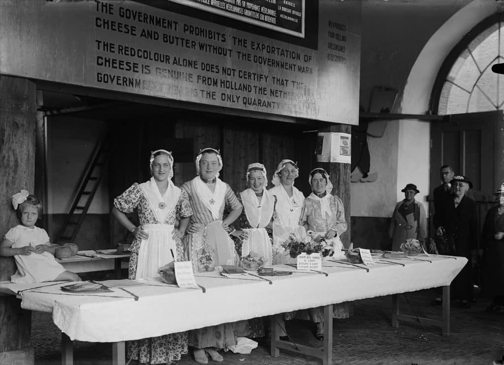 Kaasmeisjes in het waaggebouw. Circa 1930.