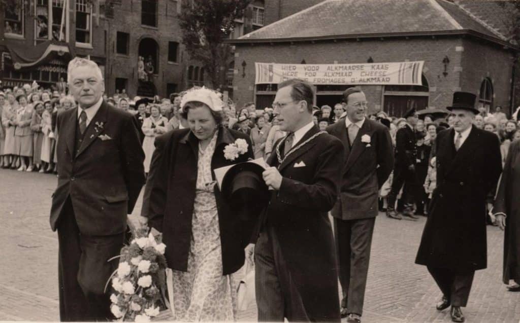 Koningin Juliana en Prins Bernhard op het Waagplein tijdens hun bezoek op 20 juni 1952.