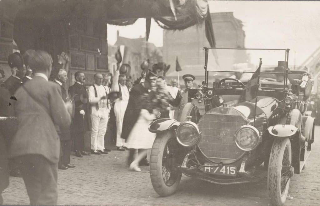 Koningin Wilhelmina in een auto bij de Waag op het Waagplein 1920